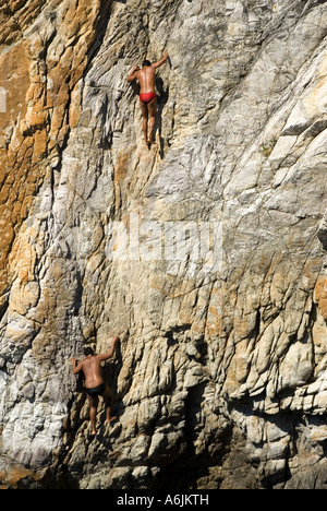 Taucher aus Quebrada Klippen hinauf in die Felsen - Acapulco Stockfoto