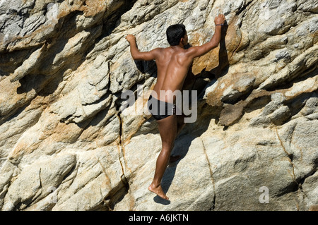 Taucher aus Quebrada Klippen hinauf in die Felsen - Acapulco Stockfoto