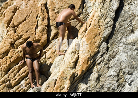 Taucher aus Quebrada Klippen hinauf in die Felsen - Acapulco Stockfoto