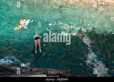 Taucher aus Quebrada Klippen Reinigung das Wasser aus dem Papierkorb - Acapulco Stockfoto