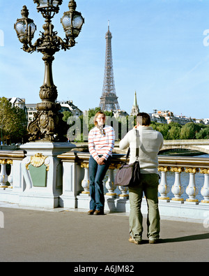 Paar die Bilder auf der Brücke vor Eiffelturm Paris Stockfoto