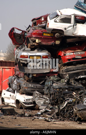 Stapel von Autowracks, die darauf warten, für das recycling zerkleinert werden Stockfoto