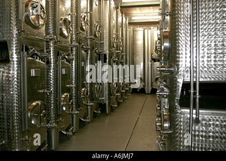 Stahltanks im Weinkeller, Deutschland, Rheinland-Pfalz Stockfoto