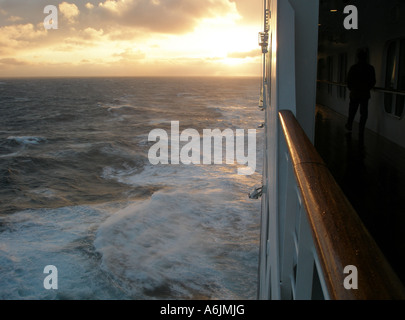 Queen Sie Mary 2 Wir freuen uns von mittschiffs auf einer stürmischen Mitte Atlantic Abend Stockfoto