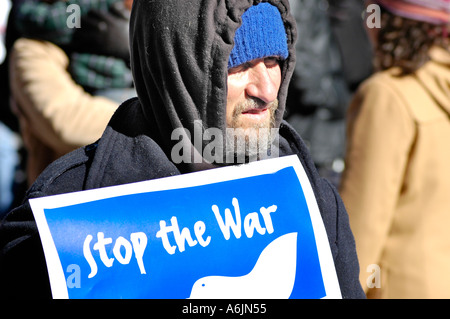 Anti-Irak-Krieg stoppen Demonstranten in Atlanta GA USA mit Zeichen des Krieges Stockfoto