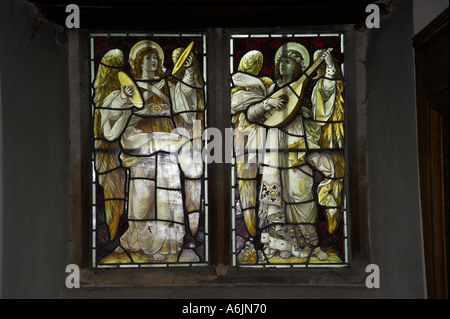 Glasfenster mit zwei musikalischen Engel in der Kirche von Allerheiligen an Tillington, West Sussex. Stockfoto