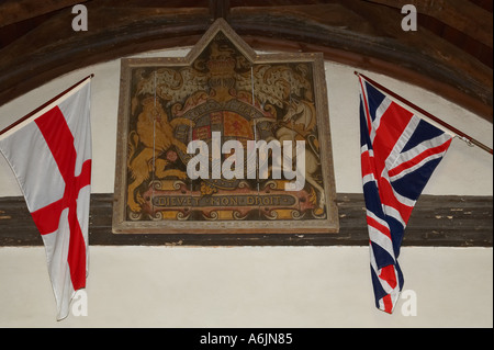 St George und Union Fahnen in der Kirche von Allerheiligen an tillington West Sussex. Die Kirche wurde 1807 gebaut Stockfoto