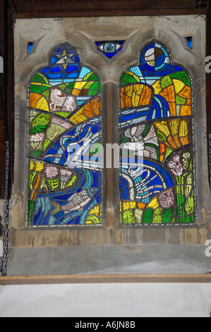 Bunte Glasfenster mit der Darstellung eines Flusses in der Kirche von Allerheiligen an Tillington, West Sussex. Stockfoto