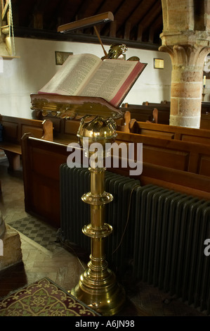 Brass eagle Ambo in der Kirche von Allerheiligen an tillington West Sussex. Stockfoto