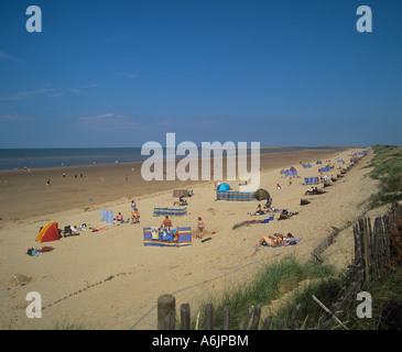 breiten Sandstrand am Brancaster unterstützt durch Dünen mit Erosionsschutz North Norfolk Küste Stockfoto