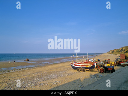 Strand und Krabben Boote durch Landung Rampe am East Runton nach Osten in Richtung Cromer an der Nordküste Norfolk Stockfoto