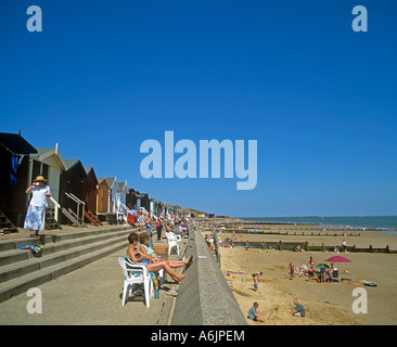 Frinton Strandhütten hinter der Promenade entlang des breiten Sandstrandes, Blick nach Osten in Richtung Walton Stockfoto