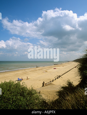 Breiten Sandstrand am Mundesley unterhalb der Dünen und abfallenden Klippen an der Küste von North East Norfolk Stockfoto