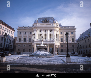 Nationaltheater im Winterschnee, Hviezdoslav Platz, Altstadt, Bratislava, Bratislava Region, Slowakei Stockfoto