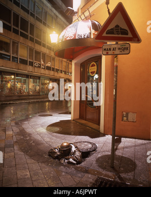 Bronzestatue des Cumil Kanalisation Arbeiter in der Nacht, im Winterschnee, Old Town, Bratislava, Slowakei Bratislava Region Stockfoto