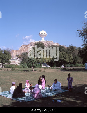 Familienpicknick im Park und „Räucherstäbchen-Brenner“-Denkmal, Riyam City, Muscat, Masqat Governorate, Sultanat Oman Stockfoto