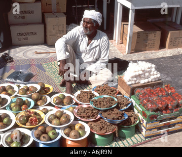 Obst und süß stall, Muttrah Souk, Muscat, Masqat Governorate, Sultanat von Oman Stockfoto