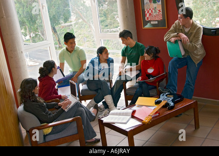 Studenten multirassische Studie Gruppe von multikulturellen älteren Jugendlichen Schüler entspannen und gemeinsam in ihrem Senior Aufenthaltsraum studieren Stockfoto