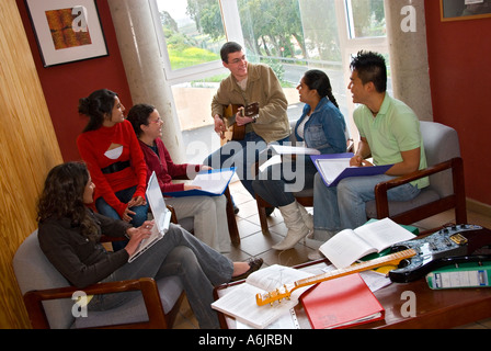 Multikulturelle Gruppe von Jugendlichen Schüler entspannen und gemeinsam in ihrem Senior Aufenthaltsraum studieren Stockfoto