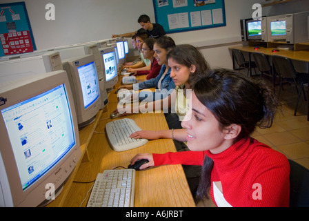 Gemischtrassig senior Teenager Studenten bei ihrer Arbeit Station Bildschirme in der Schule Computer-Unterricht Stockfoto