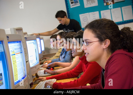 COMPUTER UNTERRICHT SCHÜLER STUDENTEN BILDSCHIRME Multikulturellen 15-17 Jahre jugendliche Studierende an ihrem Arbeitsplatz in der Schule Computer im Klassenzimmer Stockfoto