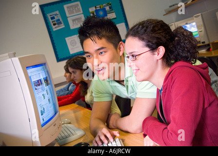 Teenager Seniorstudierenden genießen, arbeiten und studieren gemeinsam in Computer Schulklasse Stockfoto