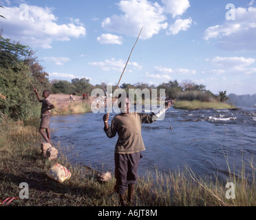 Junge ist Angeln, Viktoriafälle (Mosi-Oa-Tunya), Livingstone, südliche Provinz, Sambia Stockfoto