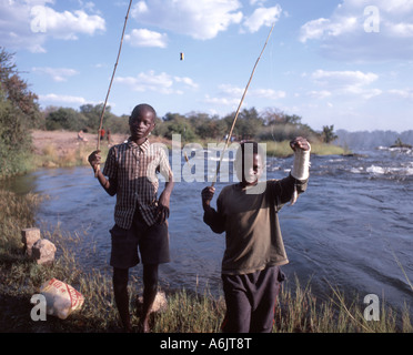 Jungen Fischen an Wasserfällen, Viktoriafälle (Mosi-Oa-Tunya), Livingstone, südliche Provinz, Sambia Stockfoto