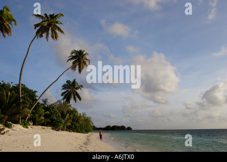Frau am tropischen Strand zu Fuß Stockfoto