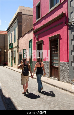 Junge Touristen paar Bummel durch typische historische ruhigen sonnigen Straße in Altstadt Vegueta Kanaren Spanien in Las Palmas Stockfoto