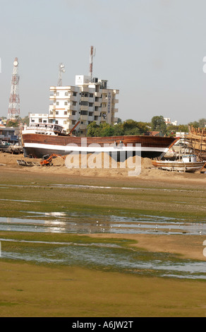 Dhau-Gebäude am Mandavi Hafen in Gujarat in Indien Stockfoto