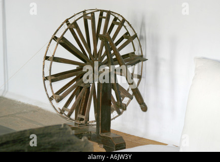 Gandhis Spinnrad im Sabarmati Ashram in Ahmedabad, Gujarat, Indien zu sehen. Stockfoto