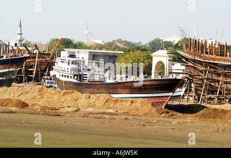 Windpower Flanken Dhow Gebäude Mandavi Hafen in Gujarat in Indien Stockfoto