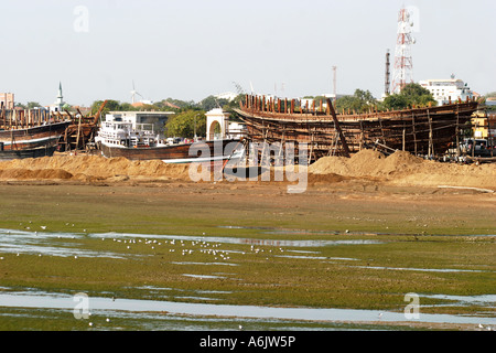 Dhau-Gebäude am Mandavi Hafen in Gujarat in Indien Stockfoto