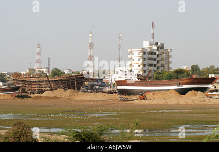 Dhau-Gebäude am Mandavi Hafen in Gujarat in Indien Stockfoto