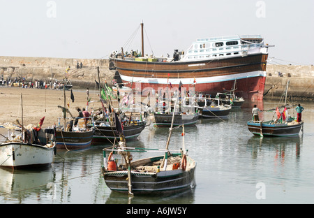 Dhau und Angelboote/Fischerboote Mandavi Hafen in Gujarat in Indien Stockfoto