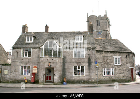 Häuser und eine Kirche in Corfe in Dorset Großbritannien. Stockfoto