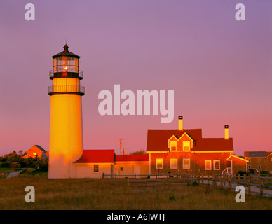 Cape Cod National Seashore MA Highland Light umbenannt Cape Cod Licht und das Queen Anne Stil Keeper s Haus 1854 bei Sonnenaufgang Stockfoto