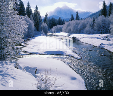 Mount Shuksan steht in der Wintersonne Morgen über dem schneebedeckten North Fork Nooksack Fluss Stockfoto