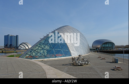 Glasgow Science Centre betrachtet aus West mit Crowne Plaza Hotel und das Scottish Exhibition + Kongresszentrum hinter links Stockfoto