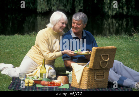 gerne älteres Paar mit Picknick in der Natur Stockfoto