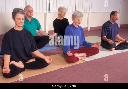 Ältere Studierende in yoga meditation Klasse Stockfoto