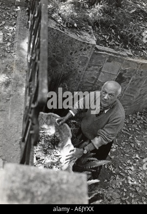 PABLO PICASSO spanischer Künstler auf dem Gelände seiner Villa in Cannes um 1956 Stockfoto