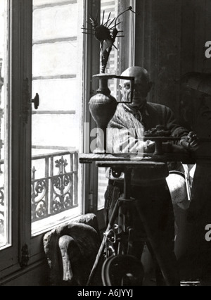 PABLO PICASSO spanischer Künstler in seiner Villa in Cannes mit einer Skulptur aus Holz und Bronze, etwa 1956 Jahre alt Stockfoto