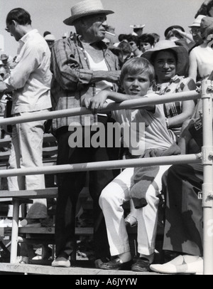 PABLO PICASSO, spanischer Künstler mit gottes Sohn Luis Miguel bei einem Stierkampf um 1956 Stockfoto