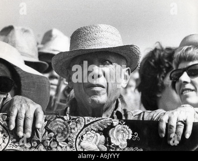 PABLO PICASSO, spanischer Künstler bei einem Stierkampf in der Nähe von 1956 Stockfoto