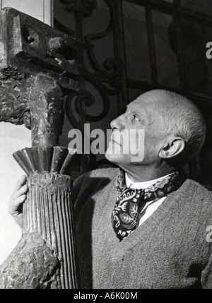 PABLO PICASSO spanischer Künstler in seiner Cannes Villa um 1956 Stockfoto