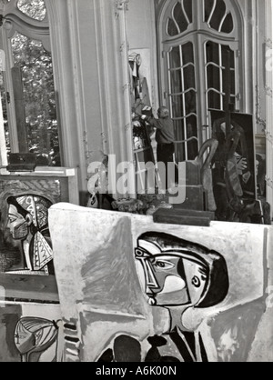 PABLO PICASSO spanischer Künstler in seiner Cannes Villa um 1956 Stockfoto
