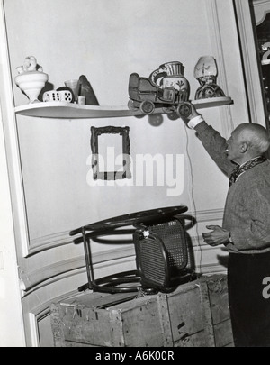 PABLO PICASSO, spanischer Künstler in seiner Villa in Cannes, mit einem Holzauto, das er für seinen Sohn Paulo etwa 1956 gebaut hat Stockfoto