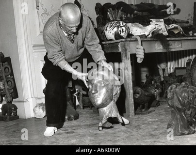 PABLO PICASSO spanischer Künstler in seiner Cannes Villa um 1956 Stockfoto